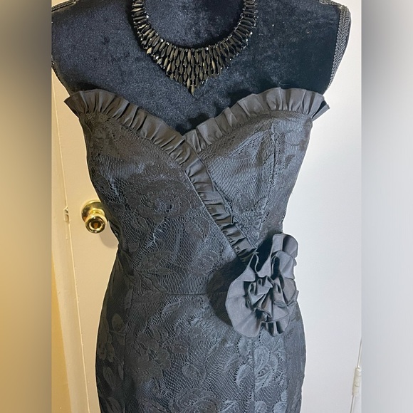 Size 6 Max and Cleo Formal Black Gown in excellent used condition. Worn once. - Picture 7 of 9